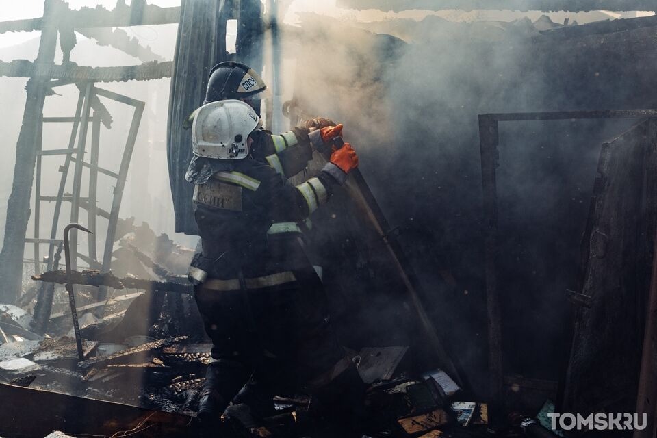 Четыре машины сгорели при пожаре в Томской деревне