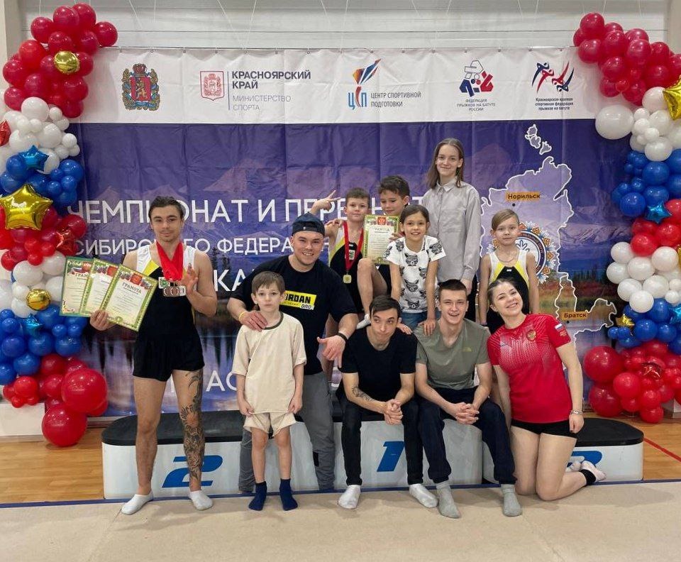 Томские спортсмены отличились на чемпионате и первенстве Сибири по прыжкам на батуте