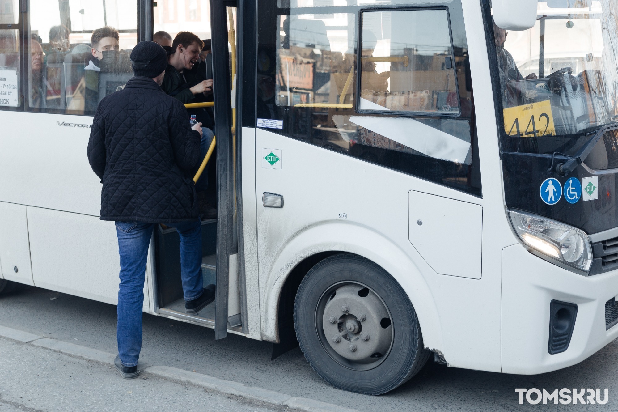 В Томске в лицо женщине отлетело колесо, отвалившееся от маршрутки
