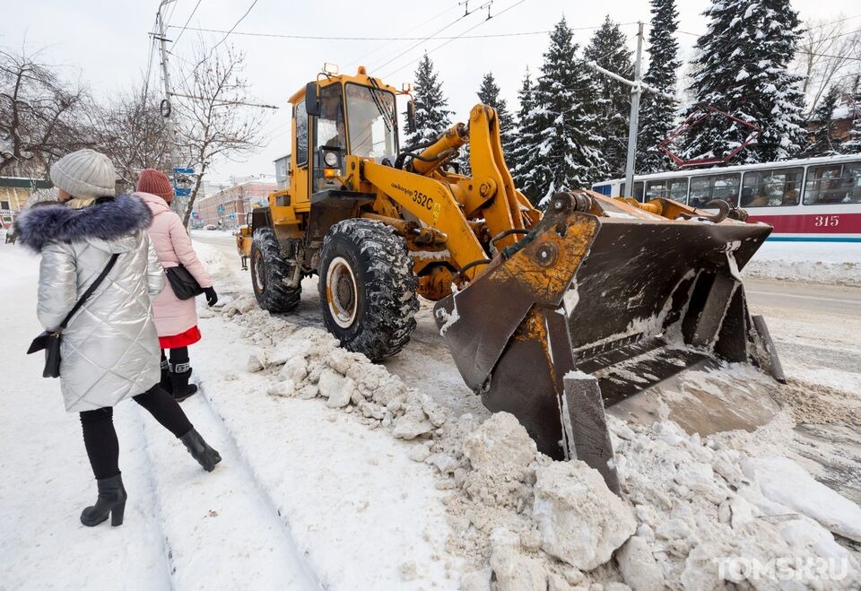 Томские коммунальщики вывозят снег с подтопляемых территорий