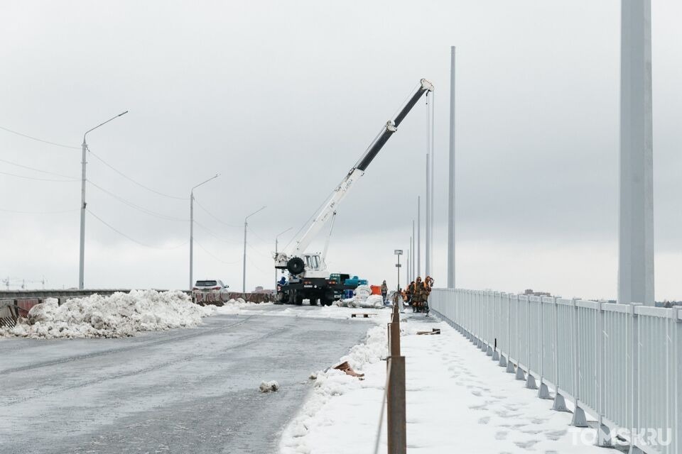 В Томске каждый день работают над дефектами на Коммунальном мосту