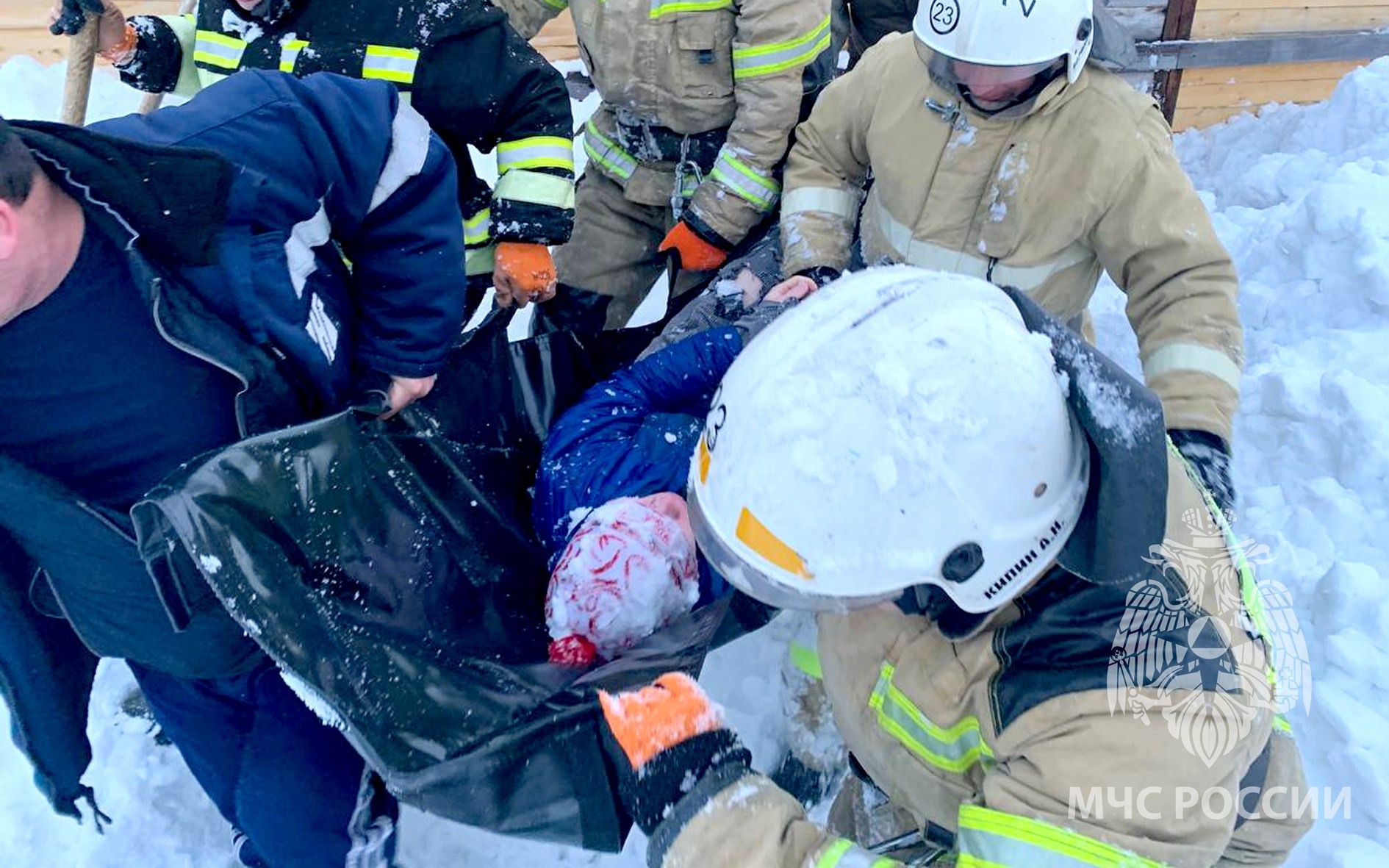 Пожарные из Бакчара спасли подростка из снежного завала