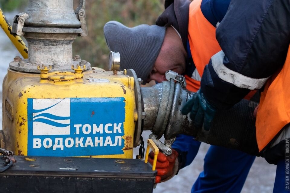В Томске улицу Ново-Киевскую затопило из-за прорыва водопровода