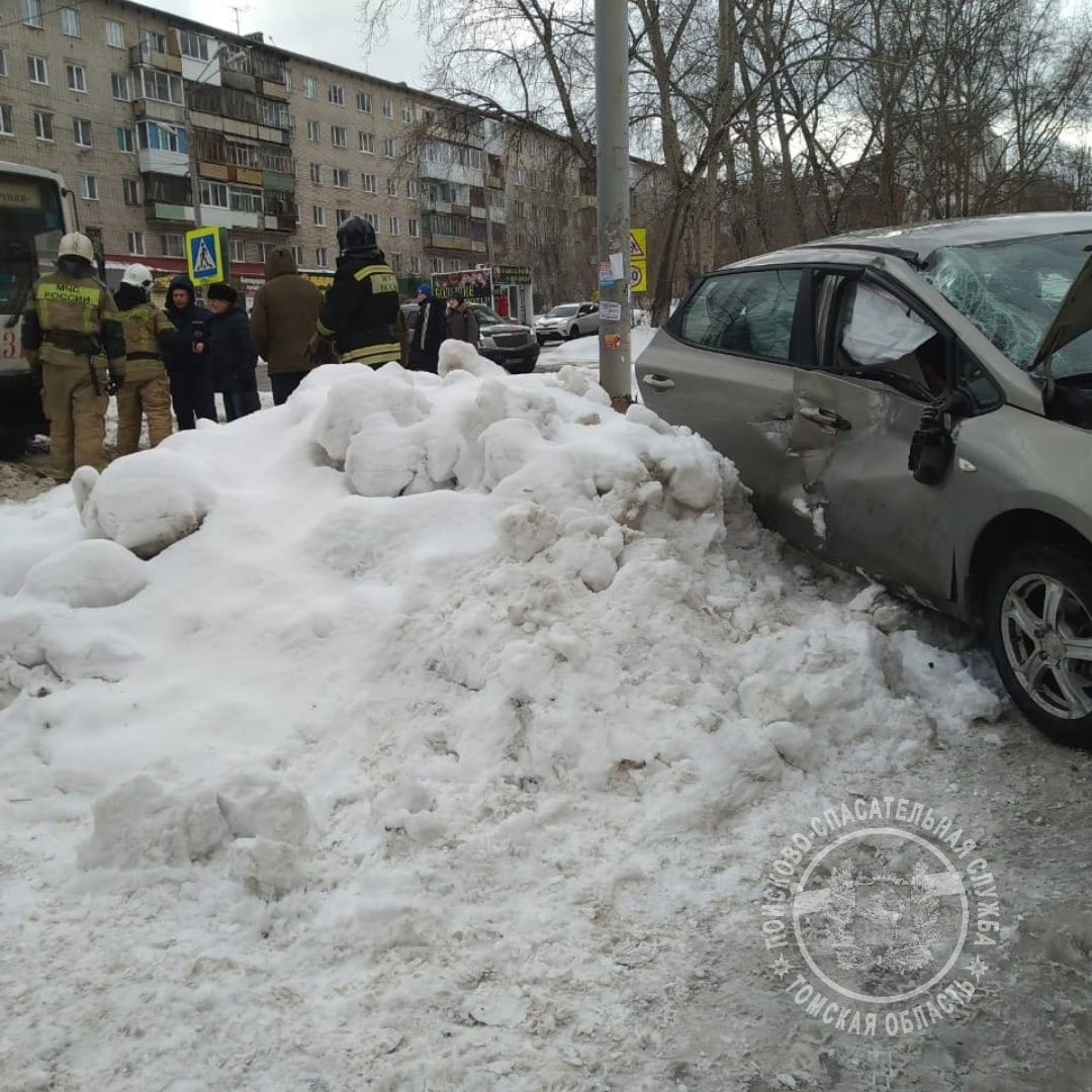В Томске после столкновения с трамваем пассажир «легковушки» попала в реанимацию