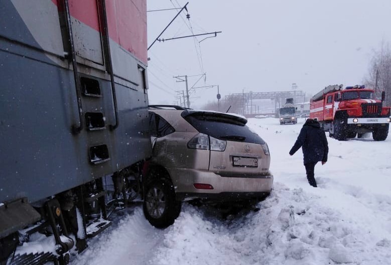 «Лексус» попал под поезд на железнодорожном переезде в Томске