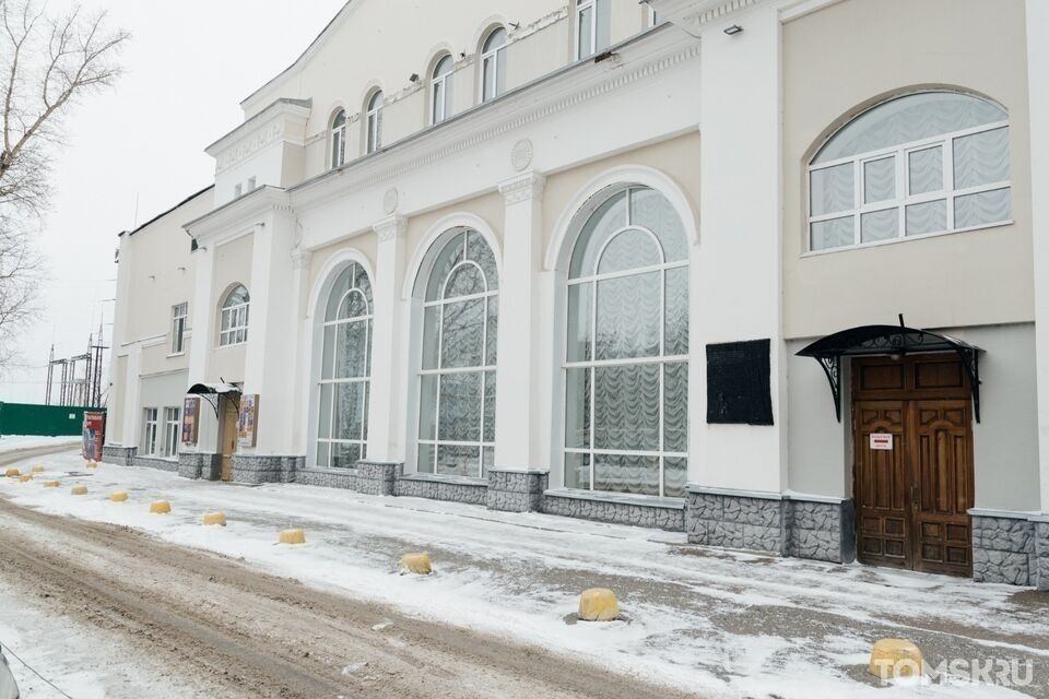 Крышу Томского Театра юного зрителя должны отремонтировать до конца 2023 года