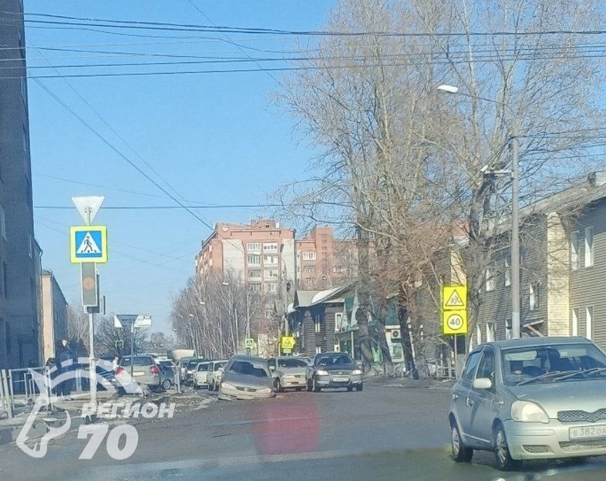 Асфальт провалился под машиной на перекрестке в Томске