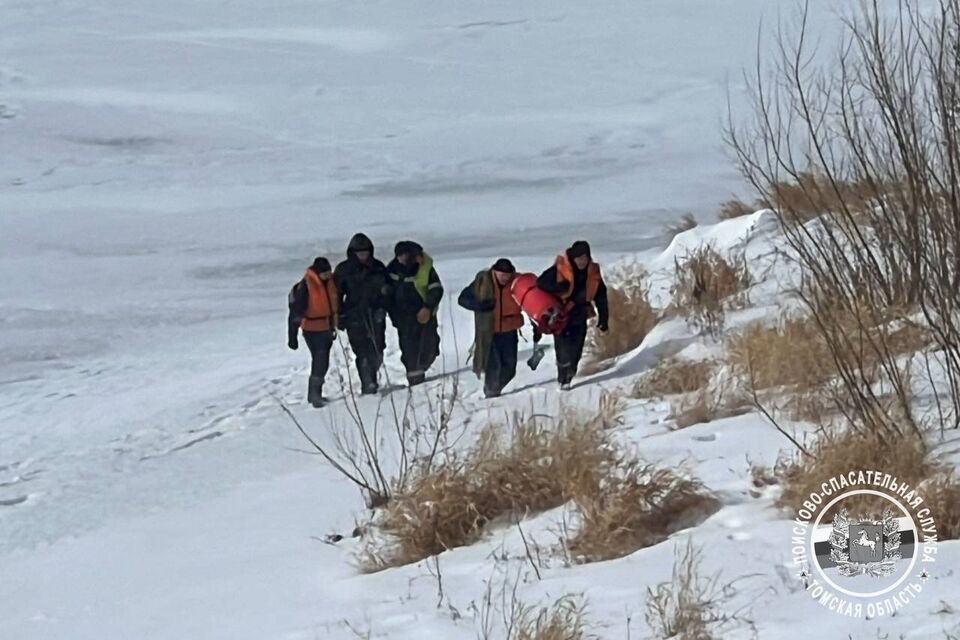 Спасатели эвакуировали со льда Томи рыбака, которому стало плохо 