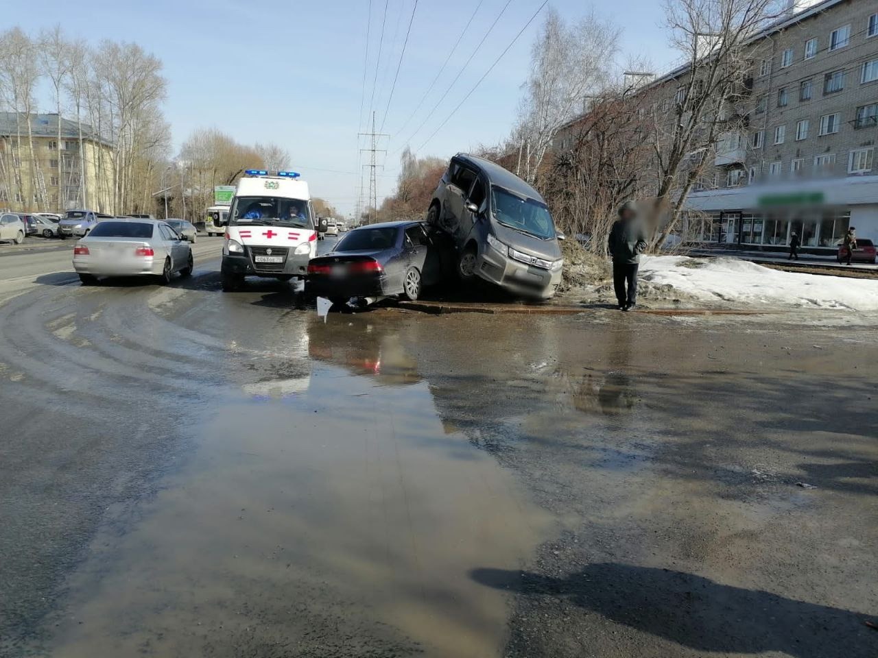 «Посадил» на капот: женщина пострадала в ДТП с иномарками в Томске