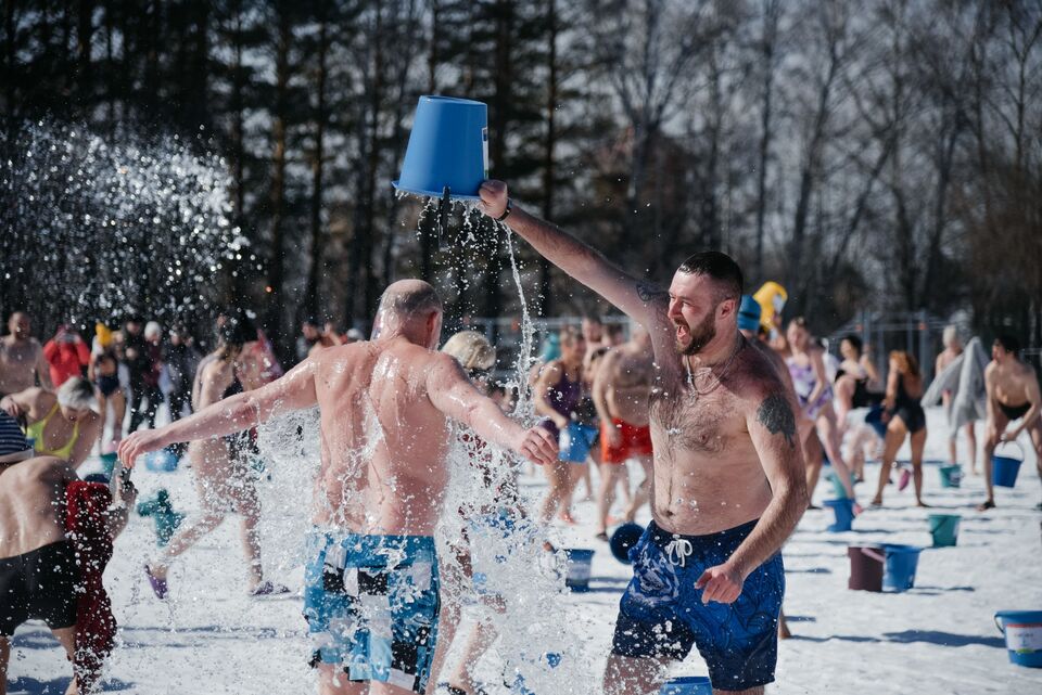 Обливание водой. Закаливание водой. Обливание холодной водой. Закаливание холодом.