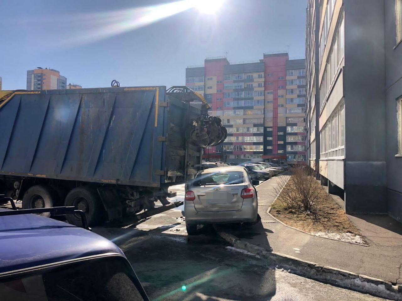 Мусоровоз врезался в Ладу во дворе дома в «Зеленых горках» | 09.04.2023 |  Томск - БезФормата