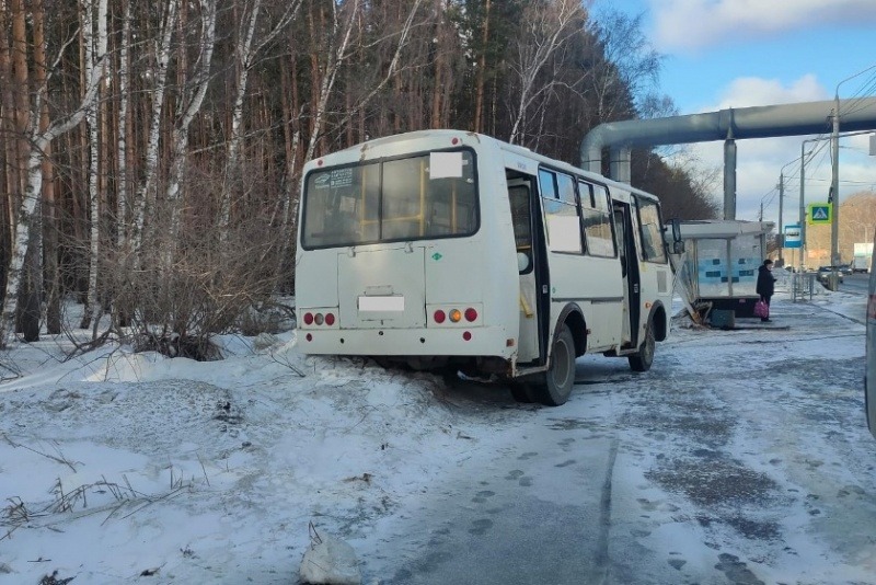 Маршрутка сбила женщину и въехала в остановку на Иркутском тракте в Томске 