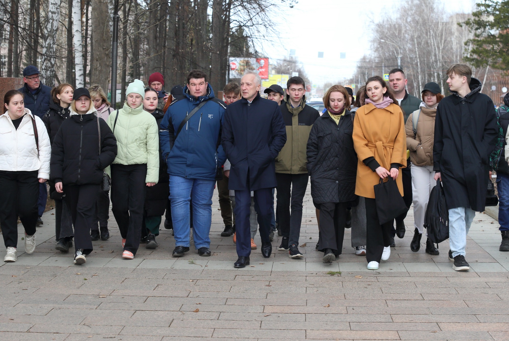Губернатор Владимир Мазур провел экскурсию для школьников в Лагерному саду 