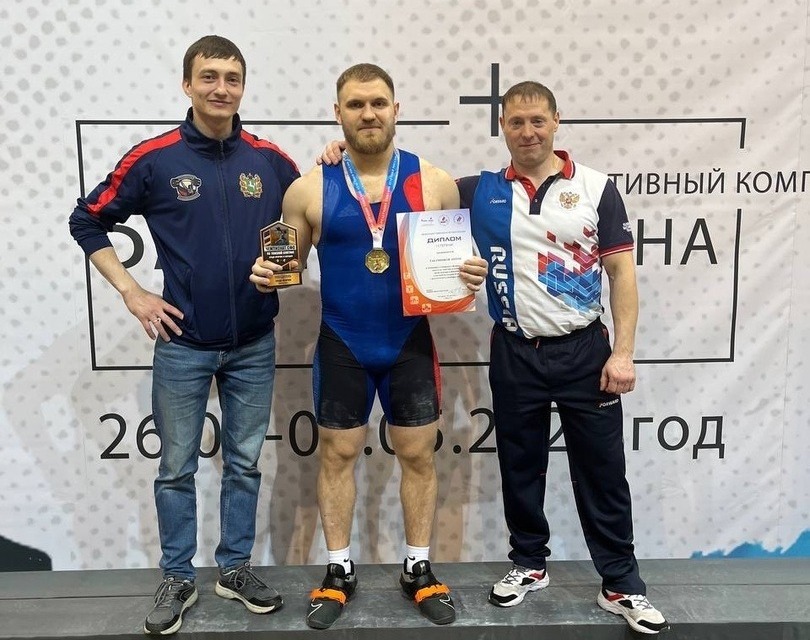 Томские тяжелоатлеты успешно выступили на чемпионате и первенстве Сибири