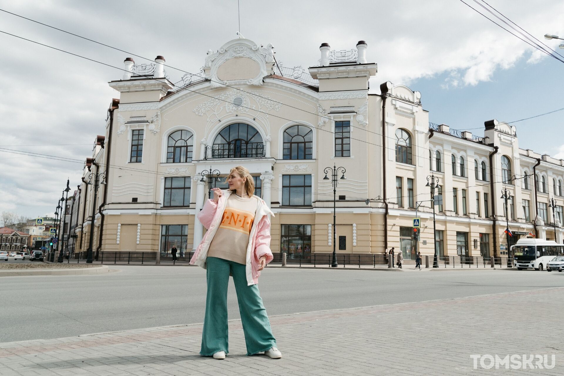 Радио не умирает и не умрет»: ведущая Женя Володина о слушателях, прямых  эфирах и раннем подъеме. История одной профессии | 05.05.2023 | Томск -  БезФормата