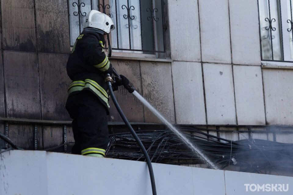 Балкон сгорел во время ночного пожара в жилой томской девятиэтажке