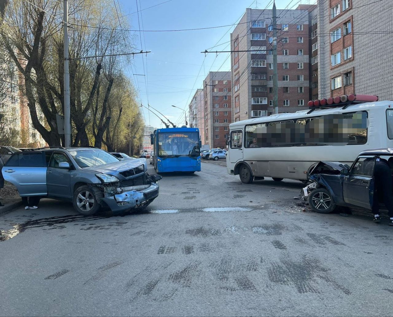 Мужчина попал в больницу после лобового столкновения на улице Лазо в Томске