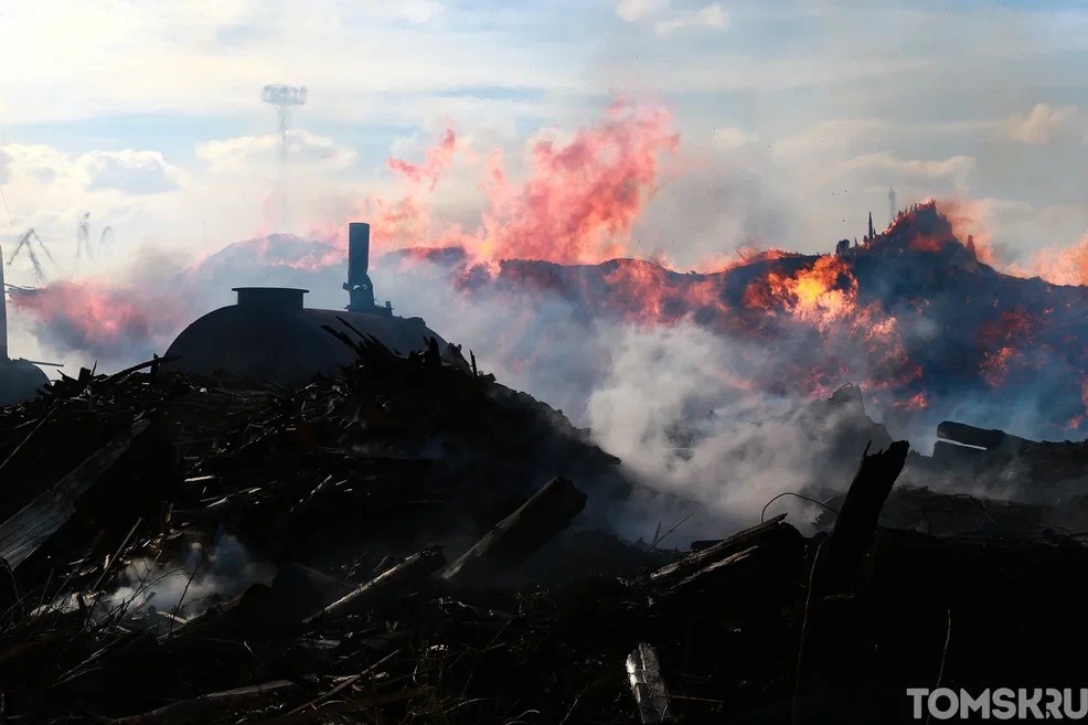Более 30 построек сгорело в заброшенной деревне на томском острове