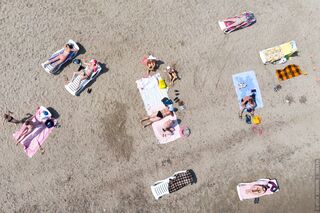 На одном из городских пляжей Томска появятся новые лежаки и зонтики 