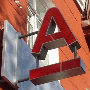 "Альфа-банк", входящий в число крупнейших частных российских банков, подал заявку на привлечение максимального субординированного кредита* от государства в размере примерно $400 млн.