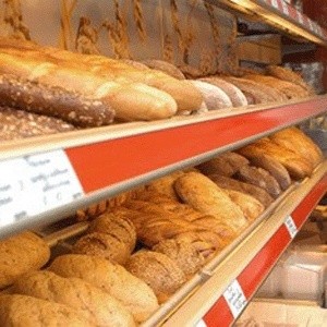 Торговая наценка на хлеб несправедлива. Об этом заявил министр сельского хозяйства Алексей Гордеев. "Зерно подешевело вдвое, а хлеб продолжает прибавлять в цене каждую неделю на 0,1%. С этим надо разбираться", - сказал министр.