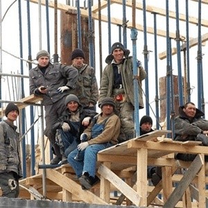 Премьер-министр РФ Владимир Путин подписал постановление, разрешающее в 2009 году корректировать квоту привлечения в РФ трудовых мигрантов в меньшую сторону.
