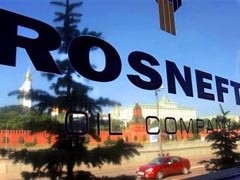 "Роснефть" выдала троим независимым членам совета директоров - Андрею Костину, Александру Некипелову и Хансу-Йоргу Рудлоффу - более 100 тысяч своих обыкновенных акций в качестве вознаграждения за работу в 2008 году.