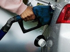Удешевление бензина было зафиксировано в 19 центрах субъектов Российской Федерации, в том числе в Омске - на 2,9%, где цены на бензин марки А-76 (АИ-80 и т.п.) снизились на 3,9%.